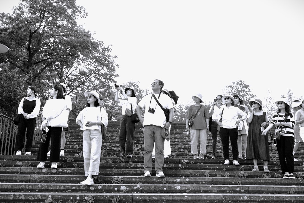 공원 계단에 나란히 서있는 식물적용학 답사팀