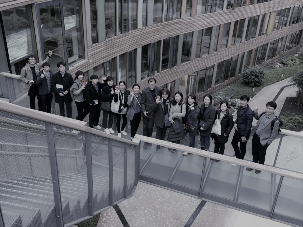 공원 계단에 나란히 서있는 식물적용학 답사팀